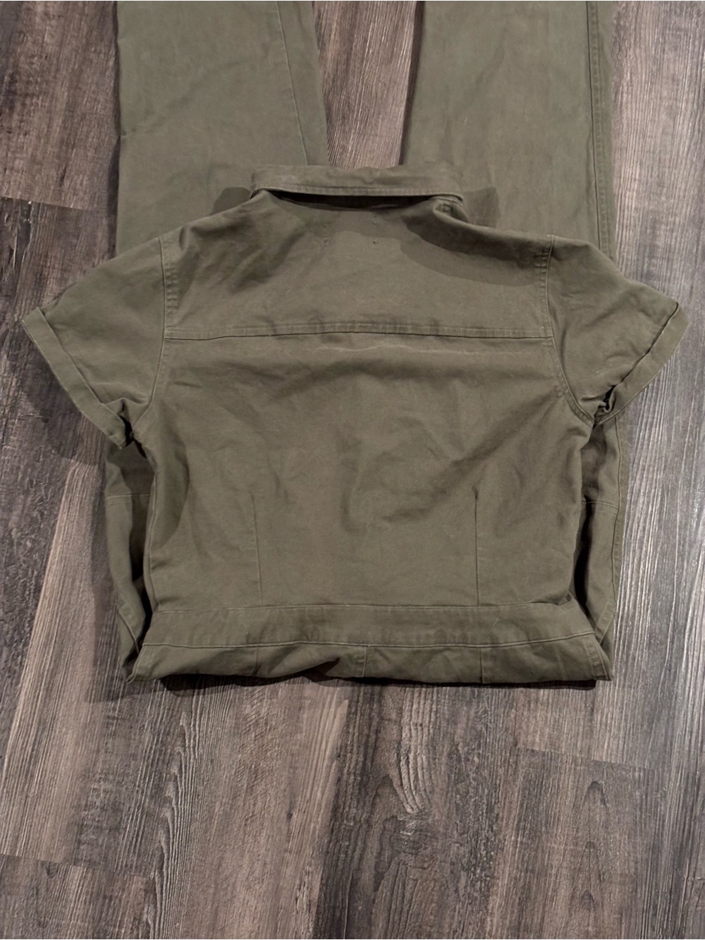 Short-Sleeve Olive Utility Jumpsuit with Front Pockets - Picture 4 of 9